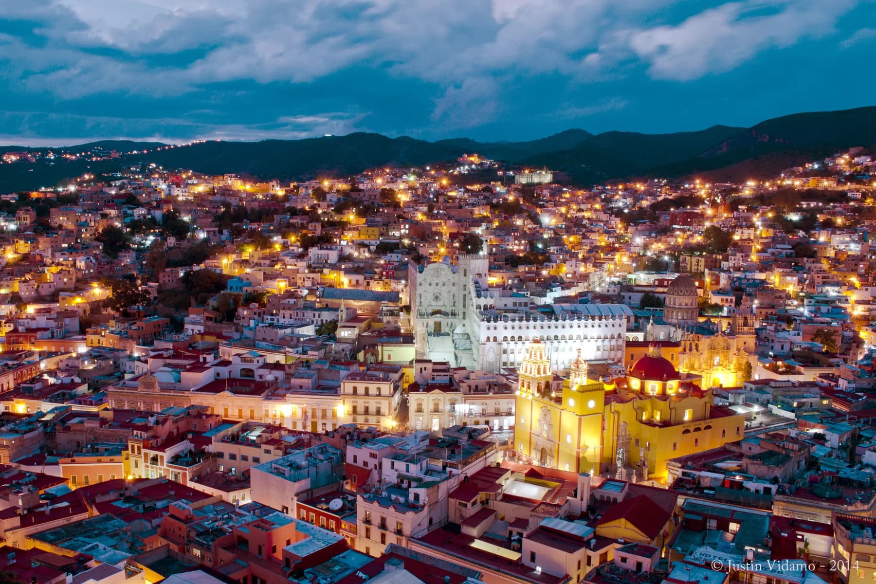 Vista panorámica nocturna de Guanajuato